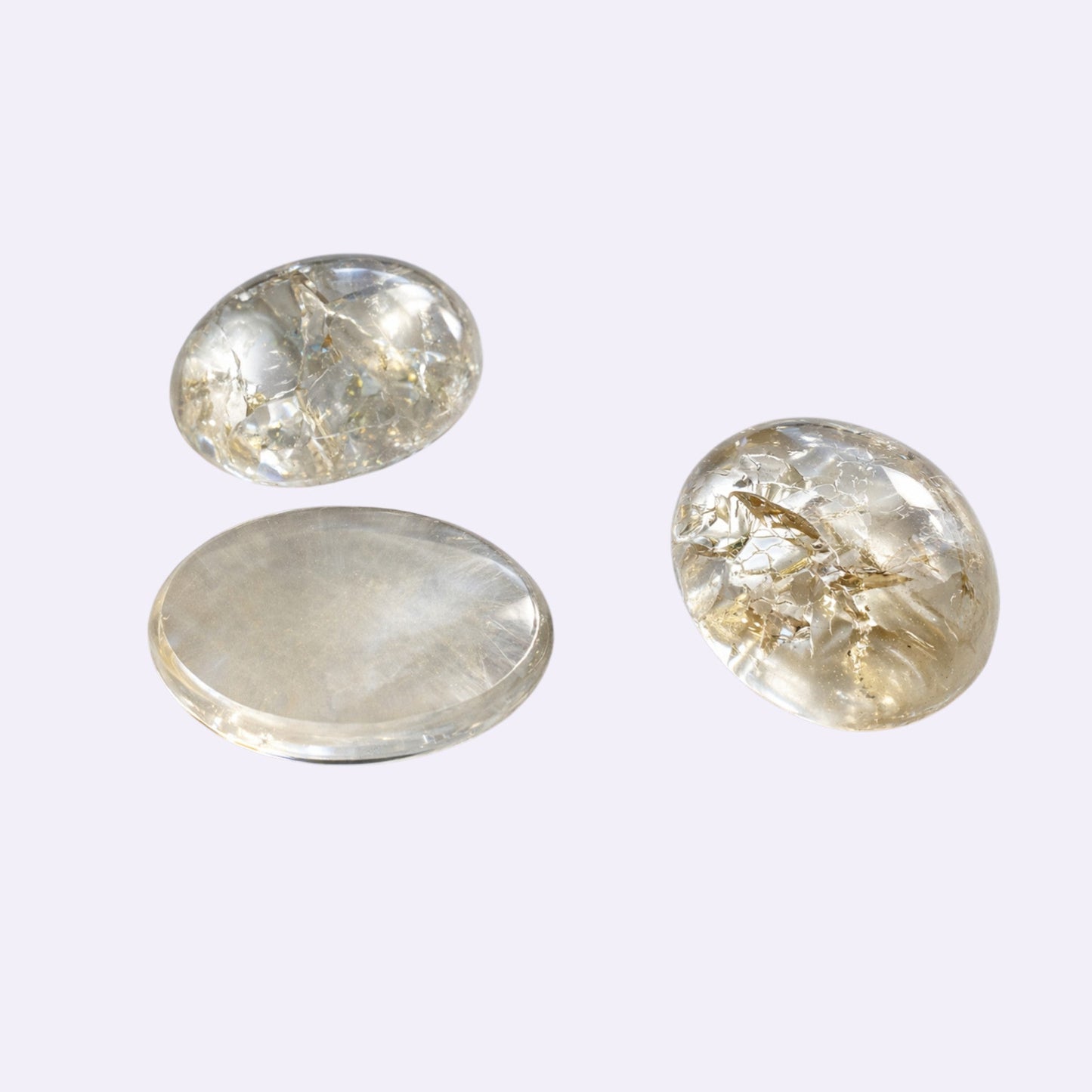 Natürlicher Bergkristall – ca. 13,66 ct | Oval Cabochon | Klar | Gecrasht auf weißem Perlmutt