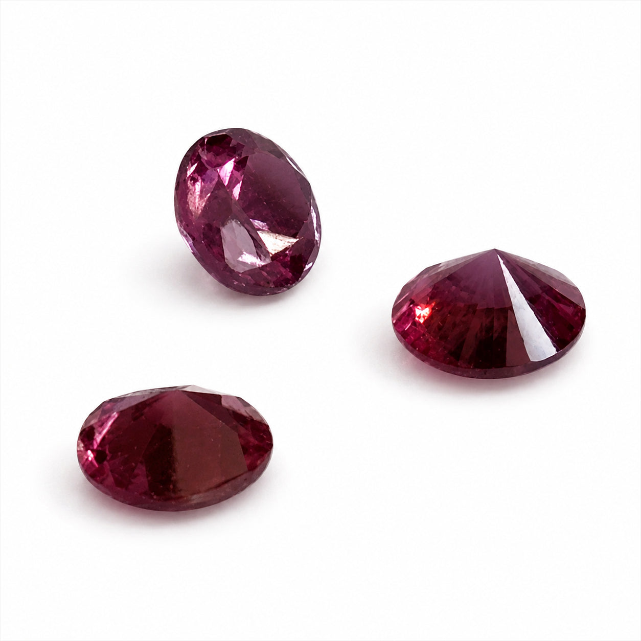 Natürlicher Rhodolith - ca. 0,15 ct | Rund facettiert | Helles Bordeauxrot