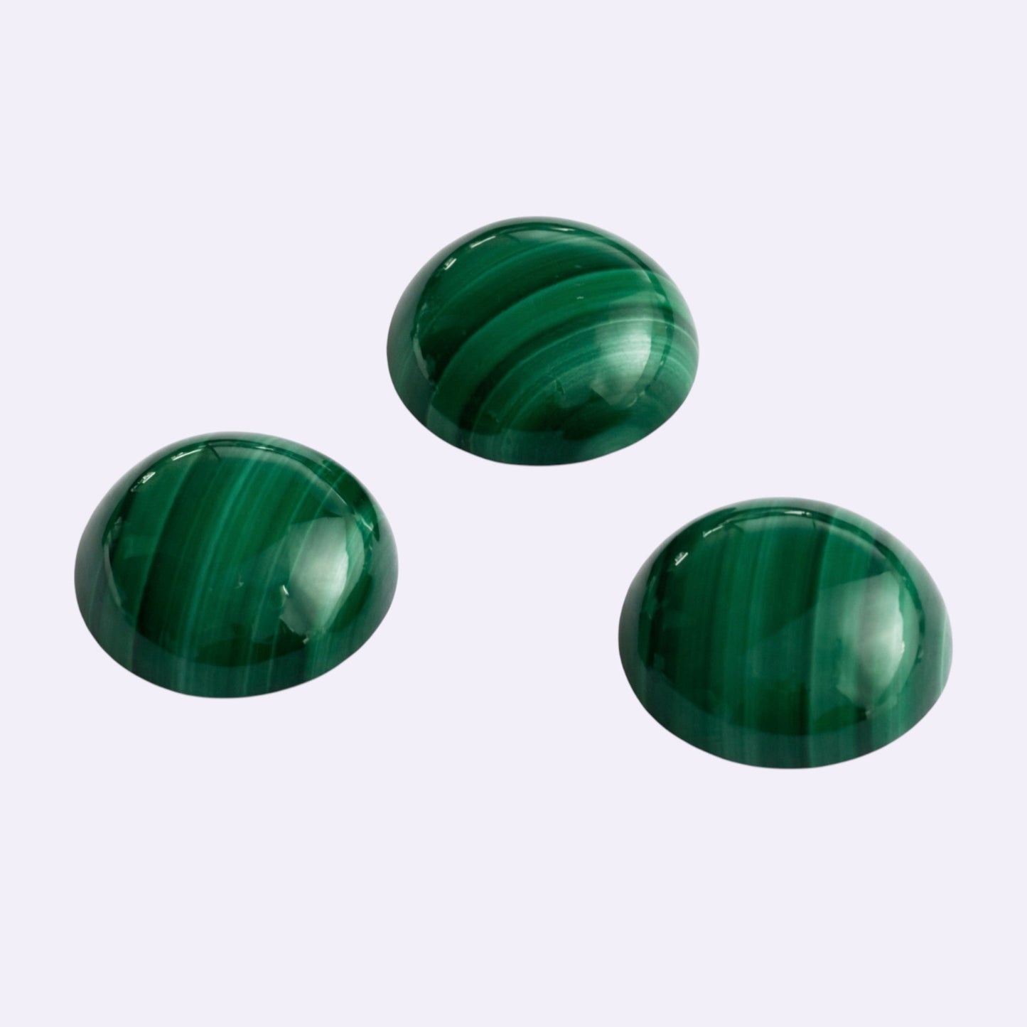 Natürlicher Malachit – ca. 18 ct | Round Cabochon | Mittel- bis Dunkelgrün gebändert