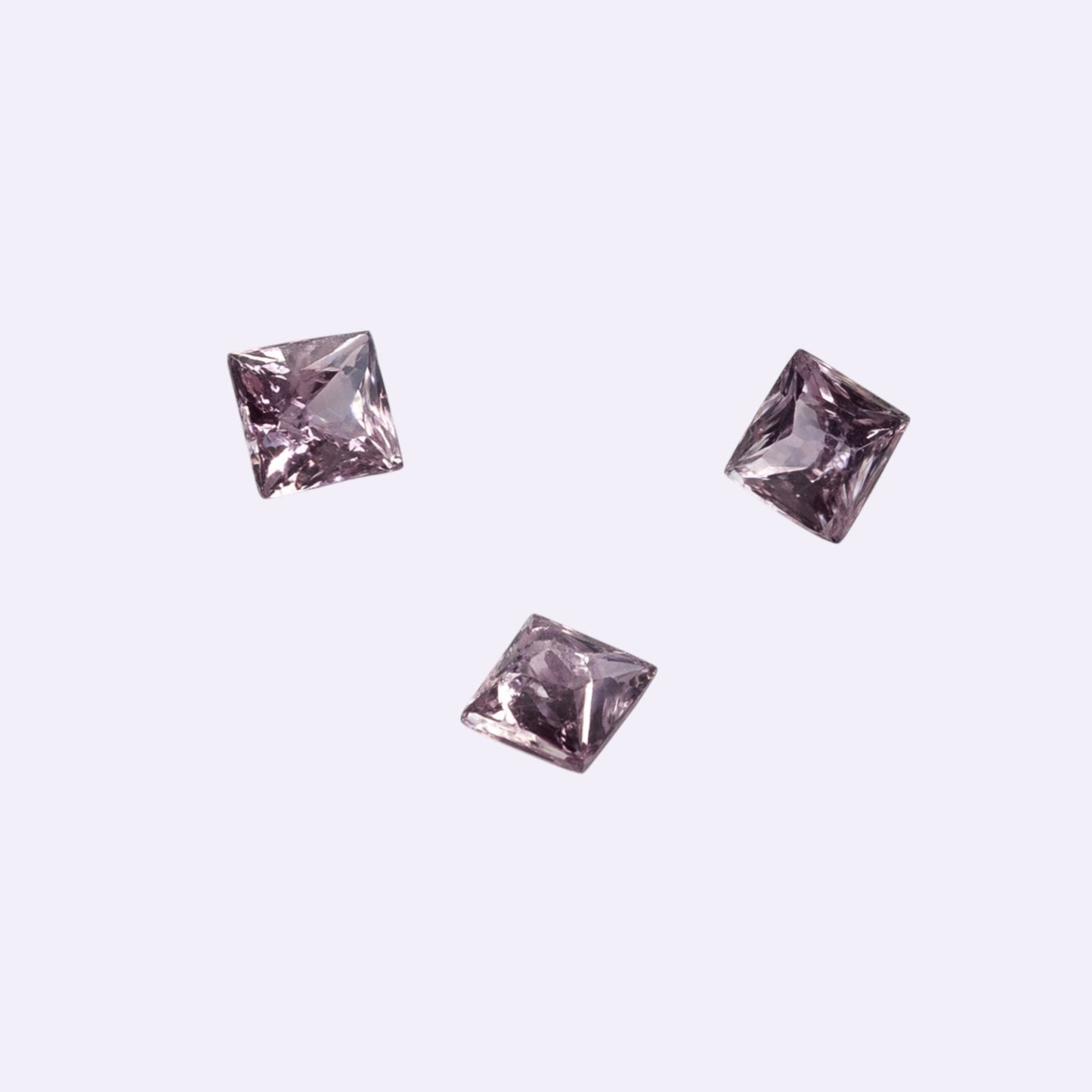 Natürlicher Saphir – 0,03 ct | Princess Cut | Zartrosa