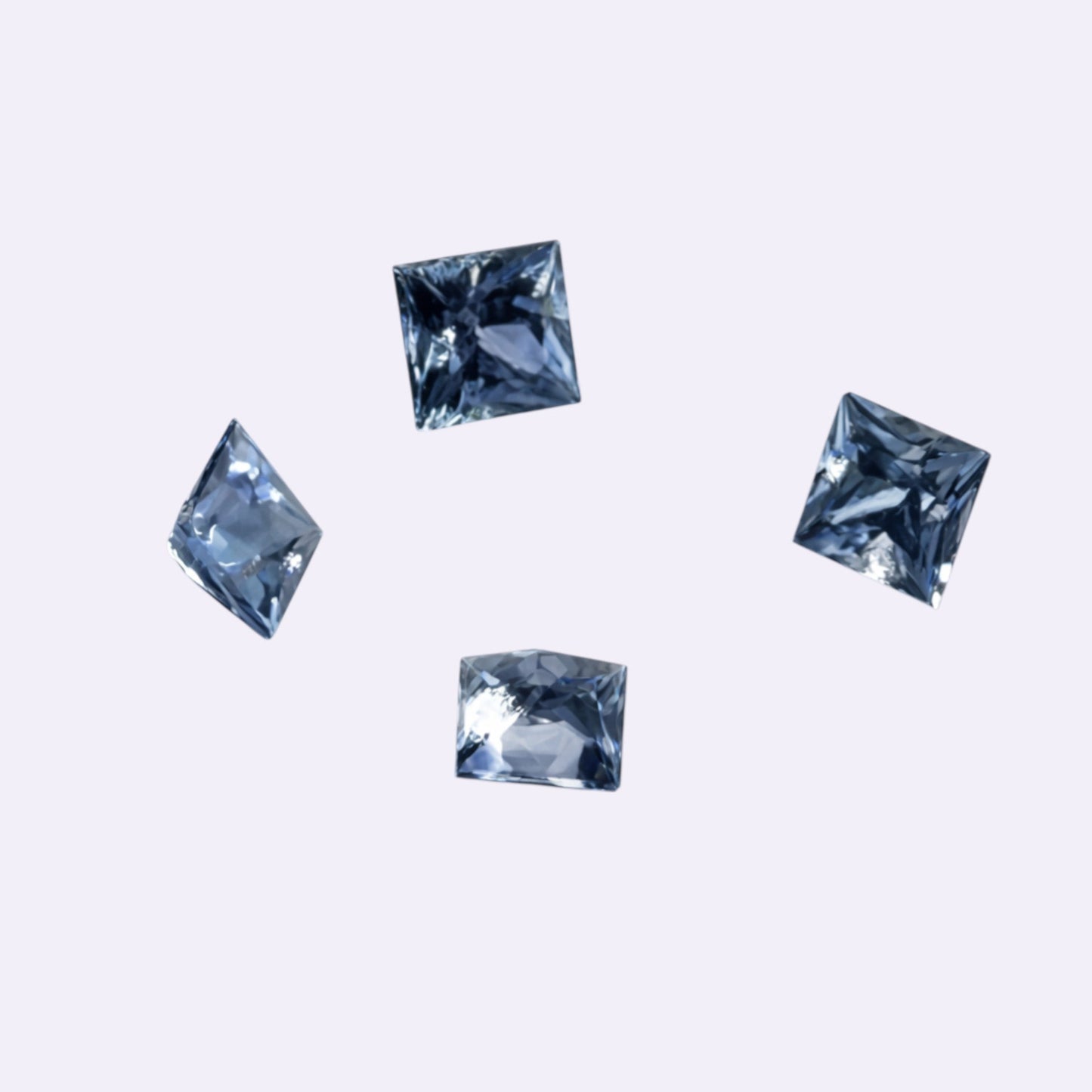 Natürlicher Saphir – 0,02 ct | Princess Cut | Hellblau