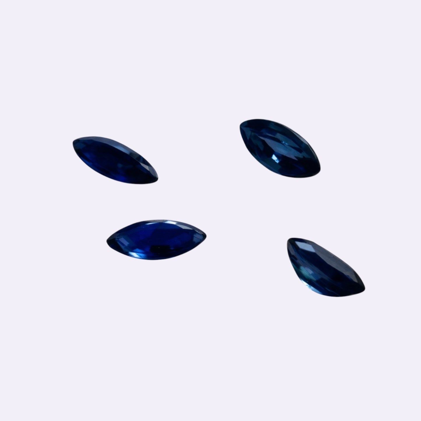 Natürlicher Saphir – 0,10 ct | Navette facettiert | Tiefblau