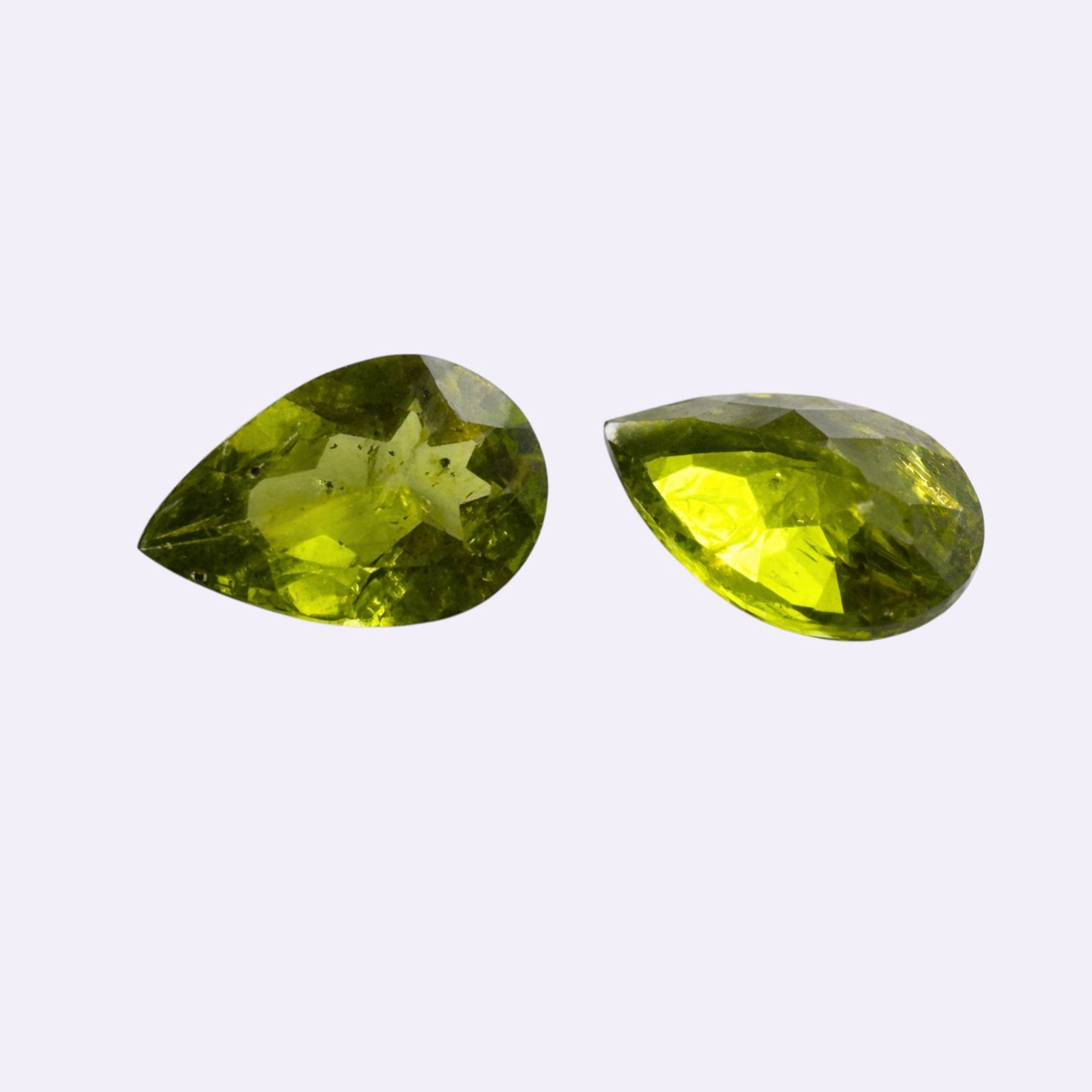 Natürlicher Peridot - Paar | 10,59 ct gesamt | Tropfenschliff | Grün