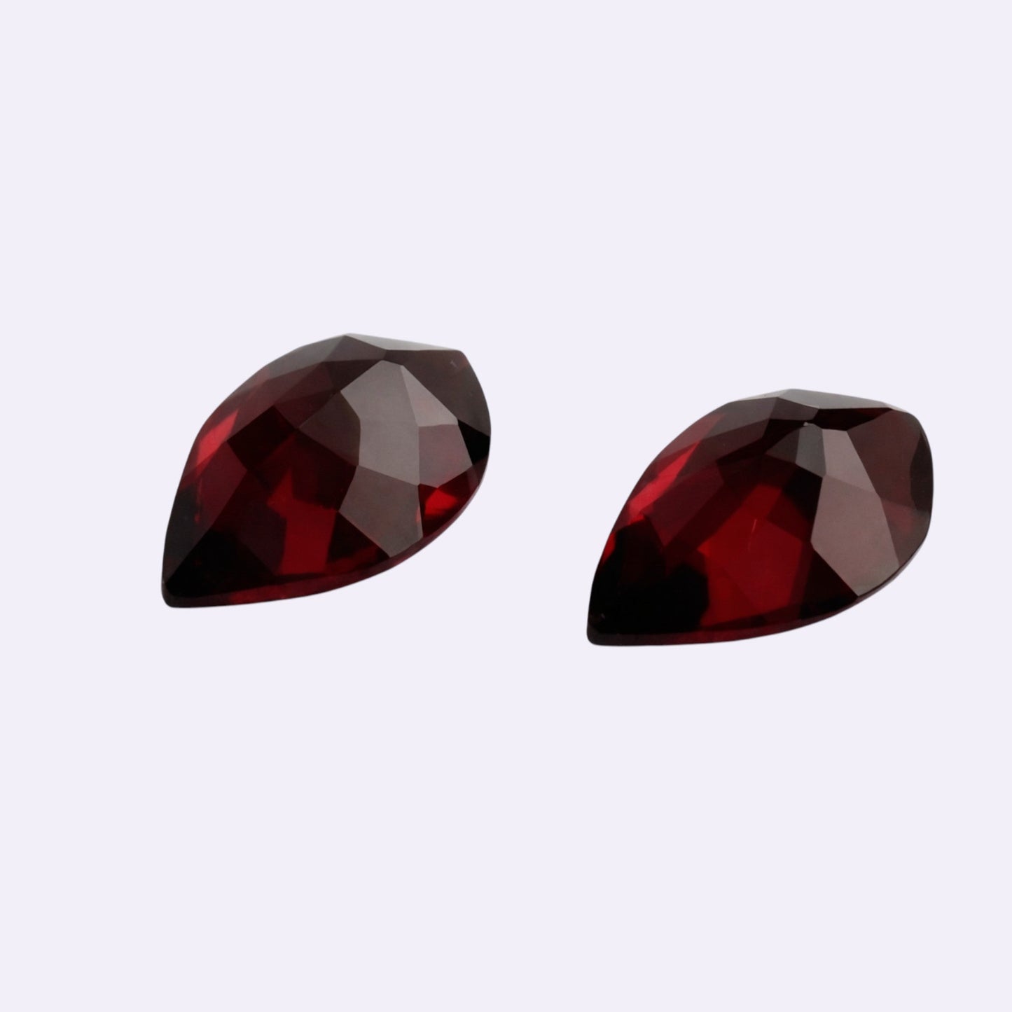 Natürlicher Granat – Paar | 3,64 ct gesamt | Tropfenform | Dunkelrot