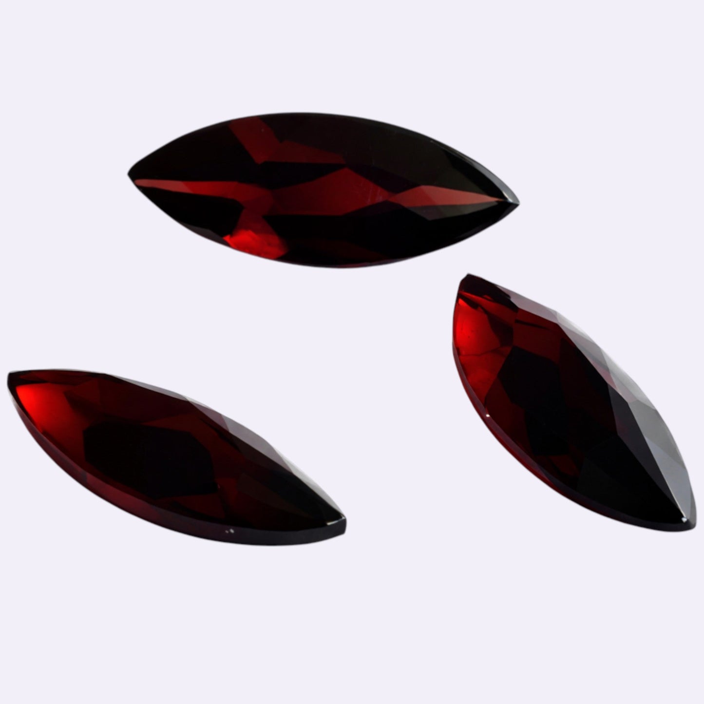 Natürlicher Granat – ca. 1,91 ct | Navette Buff-Top | Dunkelrot