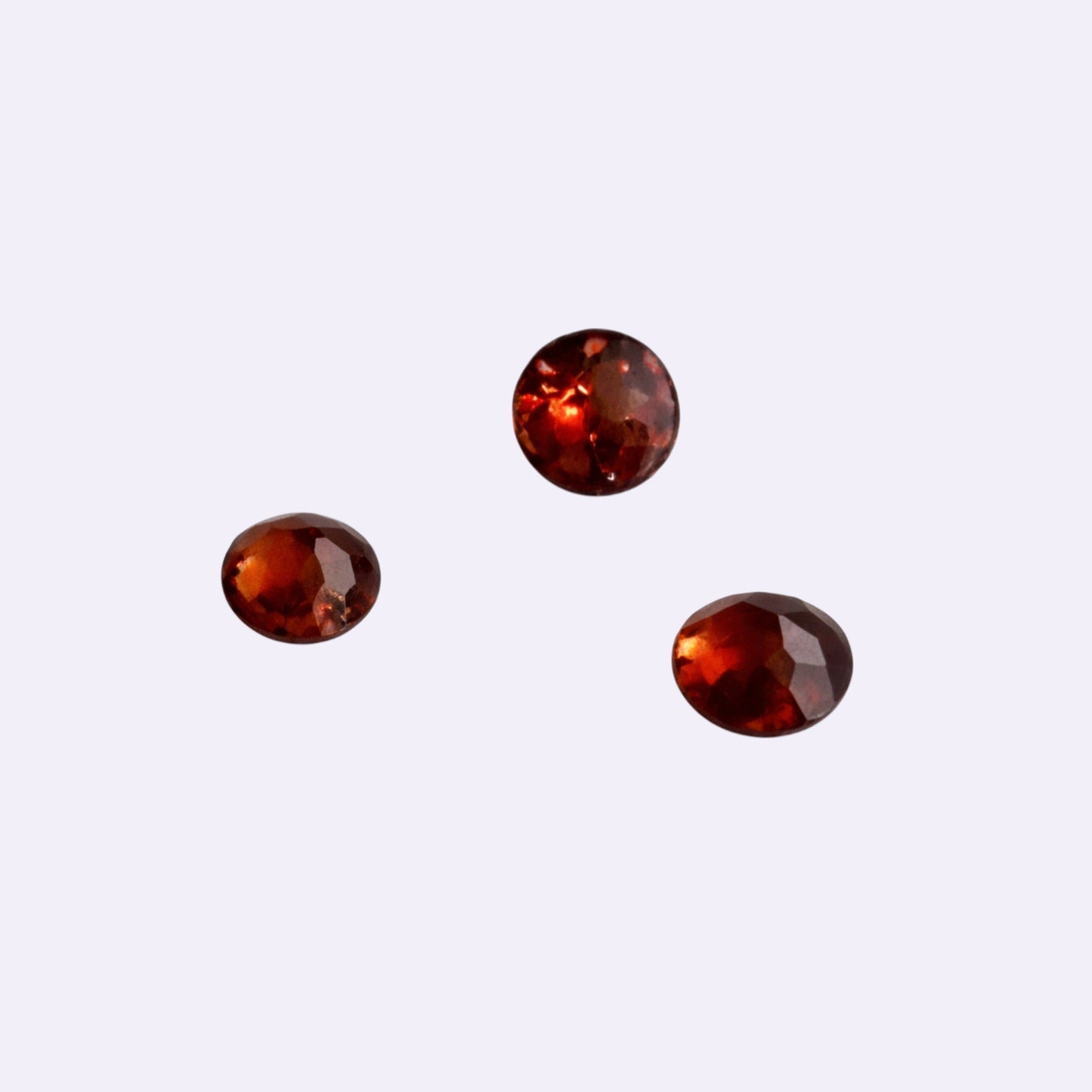 Natürlicher Granat – 0,03 ct | Rund Buff-Top | Rotbraun