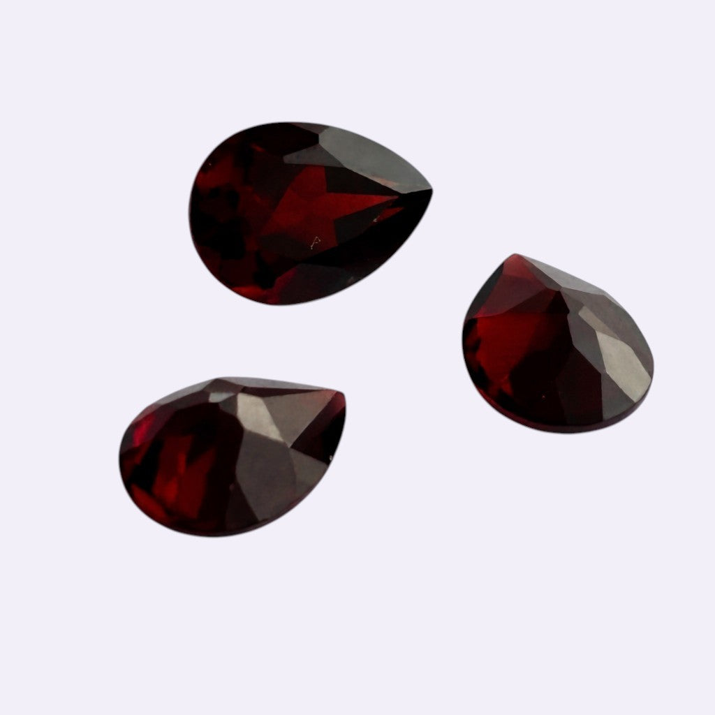 Natürlicher Granat – ca. 2,76 ct | Tropfen spitz facettiert | Tiefrot