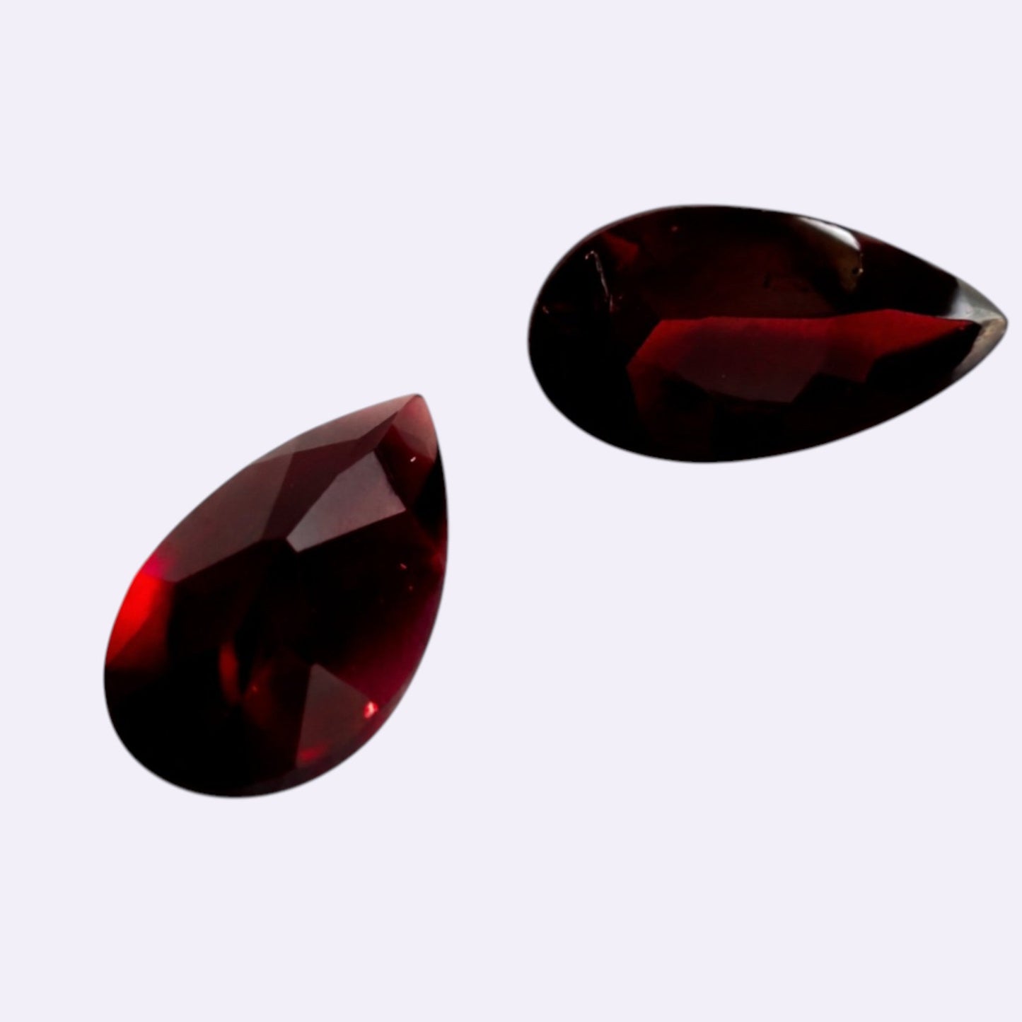Natürlicher Granat – 3,84 ct | Tropfen Buff-Top | Tiefrot