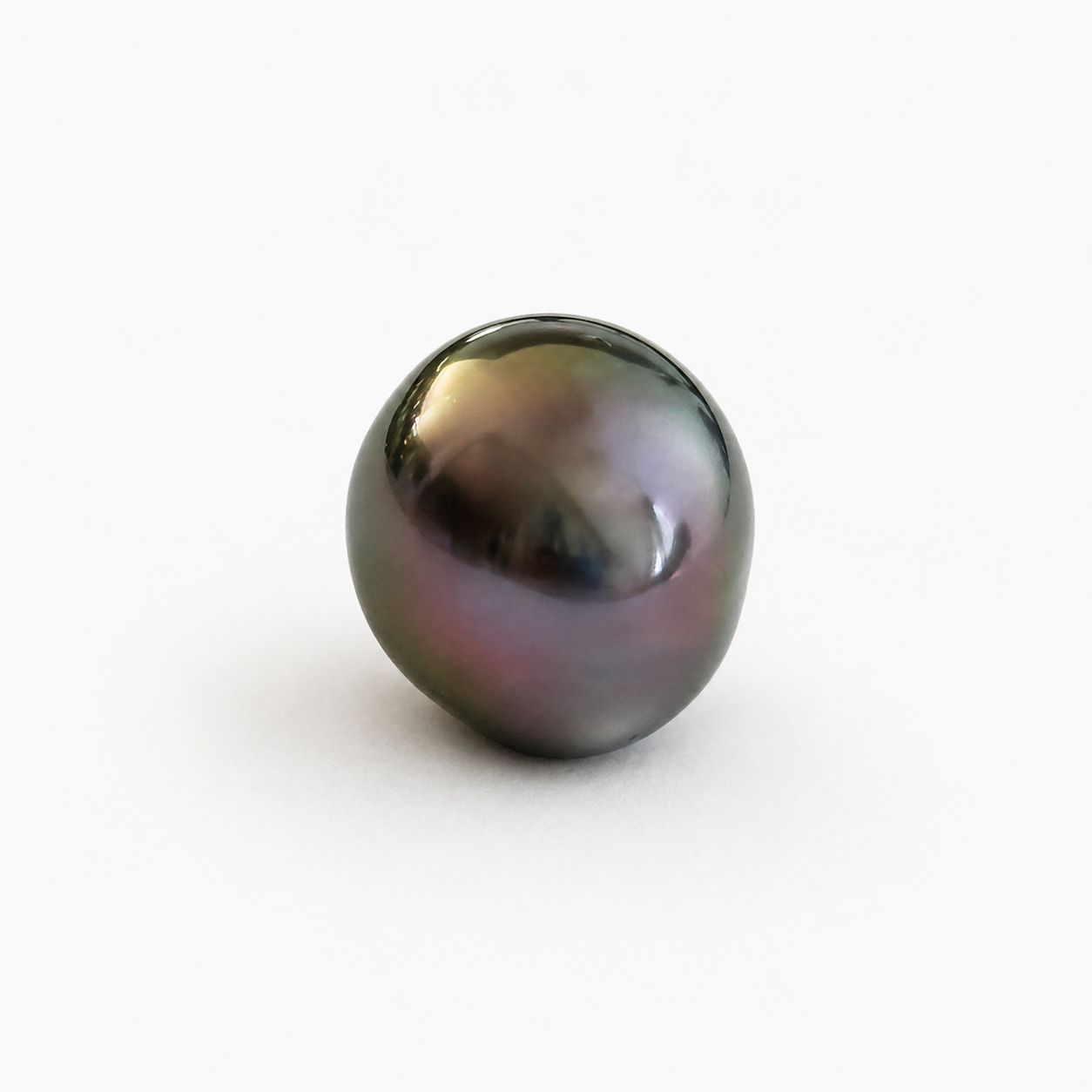 Natürliche Tahiti-Perle – ca. 9,6 mm | Halbrund | Anthrazit mit violett- bis auberginefarbenen Nuancen