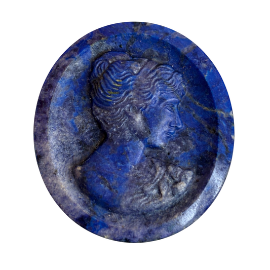 Lapislazuli-Gemme dunkles ultramarinblau, oval, als kunstvoll gearbeiteter Schmuckstein mit graviertem Motiv 'Frauenprofil', 33x27 mm, für Sammler und Liebhaber besonderer Edelsteine.