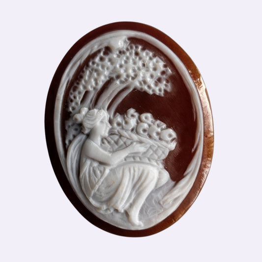 Muschel-Gemme braun-weiß · oval geschnitten 'sitzende Frau mit Korb' · 30 × 22 mm