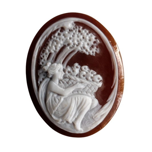 Muschel-Gemme warmer brauner Grund mit cremeweißem Relief, oval, als kunstvoll gearbeiteter Schmuckstein mit graviertem Motiv 'sitzende Frau mit Korb', 30x22 mm, für Sammler und Liebhaber besonderer Edelsteine.