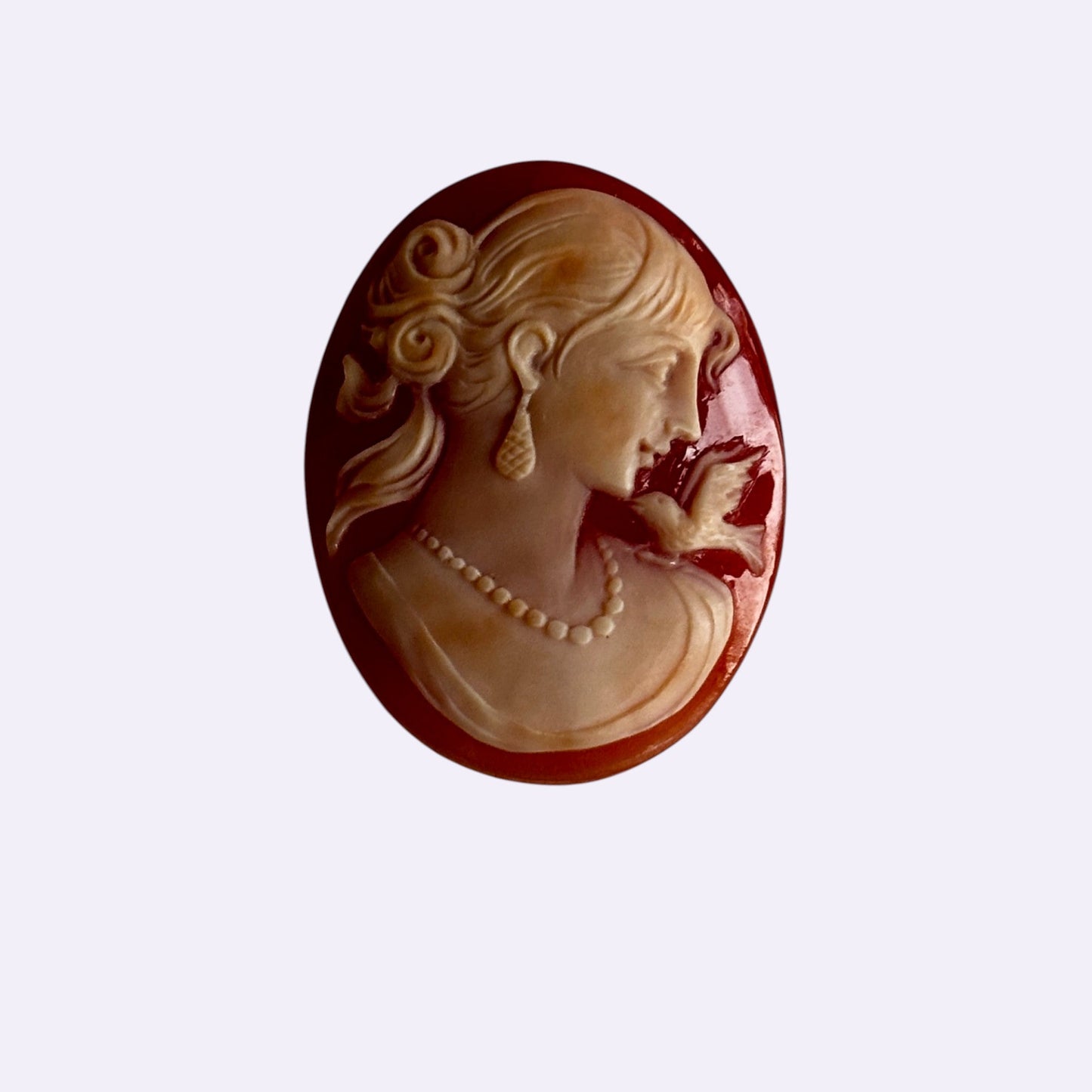 Muschel-Gemme rot-weiß · oval geschnitten 'Frau mit Vogel' · 36 × 27 mm