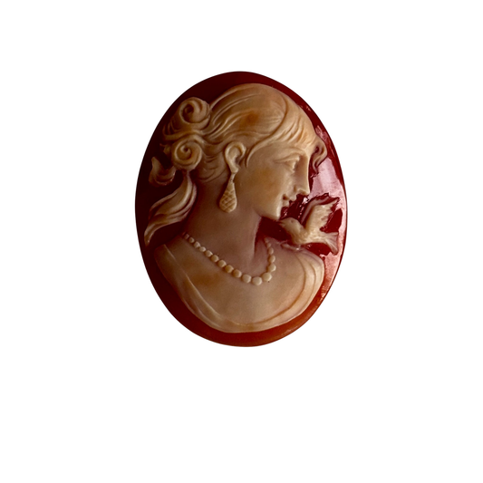 Muschel-Gemme warmer hellbrauner Grund mit cremeweißem Relief, oval, als kunstvoll gearbeiteter Schmuckstein mit graviertem Motiv 'Frau mit Vogel', 36x27 mm, für Sammler und Liebhaber besonderer Edelsteine.