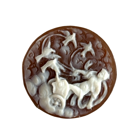 Muschel-Gemme warmer hellbrauner Grund mit cremeweißem Relief, rund, als kunstvoll gearbeiteter Schmuckstein mit graviertem Motiv 'Frau mit Vögeln', 20 mm, für Sammler und Liebhaber besonderer Edelsteine.