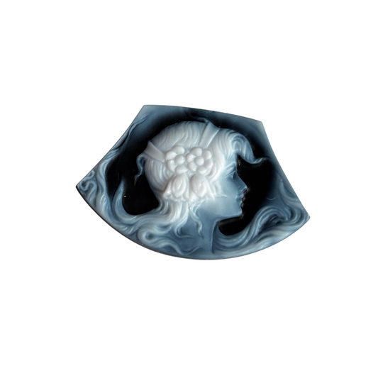 Achat-Gemme von Jürgen Reinhardt kühler blau-grauer Grund mit hell ausgearbeitetem Relief, Freiform, als kunstvoll gearbeiteter Schmuckstein mit graviertem Motiv 'Frauenprofil', 30x20 mm, für Sammler und Liebhaber besonderer Edelsteine.