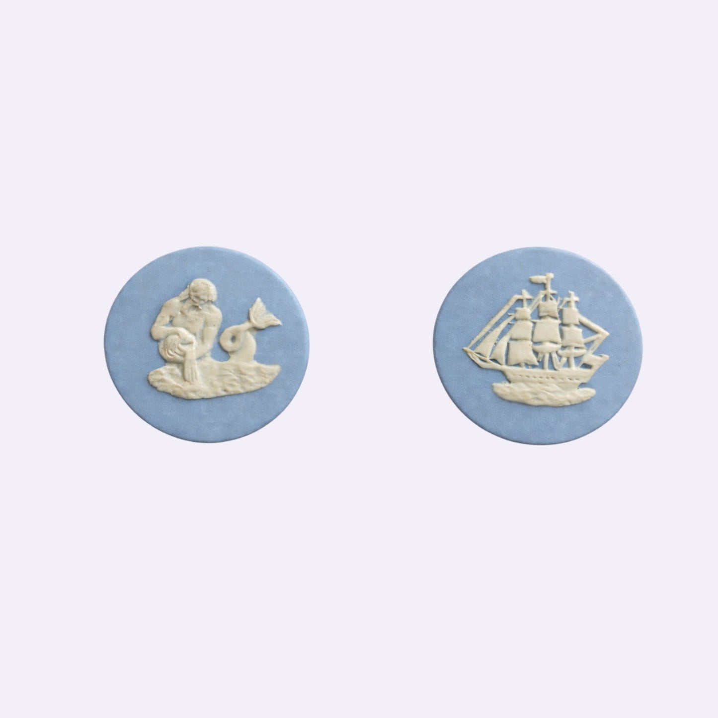 Gemme Paar gebrannt blau-weiß · rund geschnitten 'Wasser / Schiff' · 19 mm Wedgwood Made in England