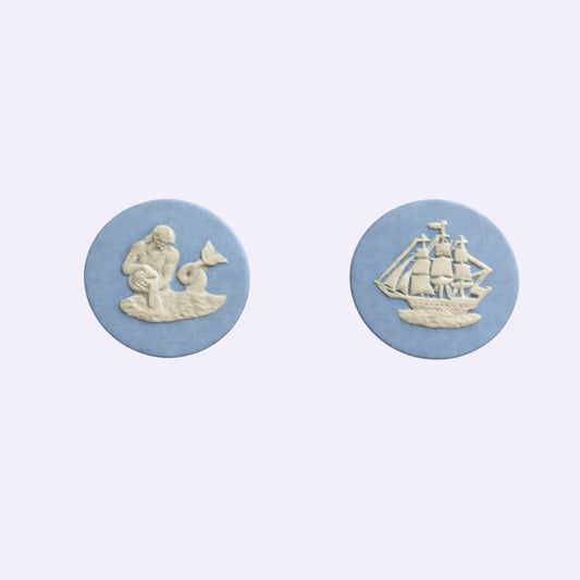 Gemme Paar gebrannt blau-weiß · rund geschnitten 'Wasser / Schiff' · 19 mm Wedgwood Made in England
