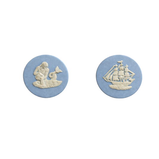 Gemme Wedgwood Paar mattes Wedgwood-Blau mit weißem Relief, rund, als kunstvoll gearbeitetes Schmuckstein-Paar mit gravierten Motiven 'Meerjungfrau / Segelschiff', 19 mm, für Sammler und Liebhaber besonderer Edelsteine.