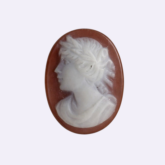 Achat-Gemme braun-weiß · oval geschnitten 'Frauenprofil' · 13 × 9 mm
