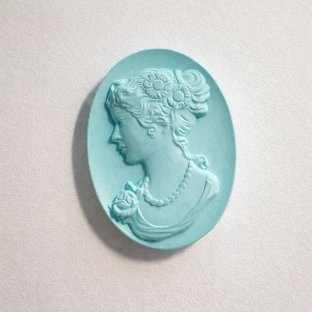 Türkis-Gemme blau · oval geschnitten 'Frauenkopf' · 22 × 30 mm