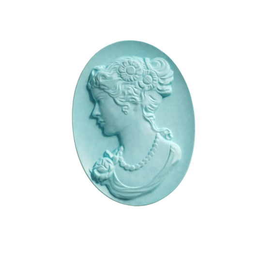 Türkis-Gemme türkisblau, oval, als kunstvoll gearbeiteter Schmuckstein mit graviertem Motiv 'Frauenkopf', 22x30 mm, für Sammler und Liebhaber besonderer Edelsteine.