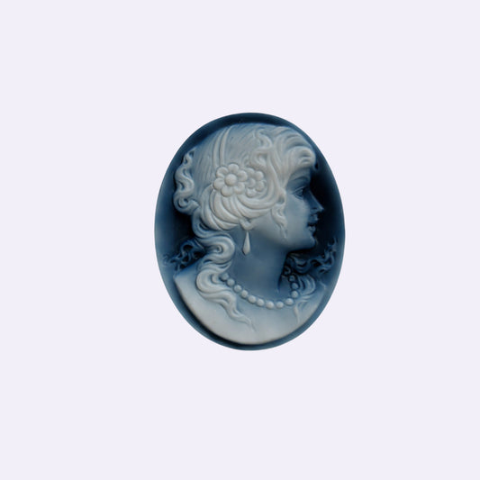 Achat-Gemme blau-grau · oval geschnitten 'Profil einer Frau' · 35 × 27 mm Künstler: Jürgen Reinhardt