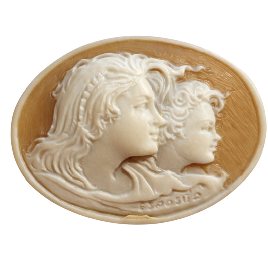 Muschel-Gemme Esposito warmer hellbrauner Grund mit cremeweißem Relief, oval, als kunstvoll gearbeiteter Schmuckstein mit handgraviertem Motiv '2 Frauenköpfe', 40x30 mm, für Sammler und Liebhaber besonderer Edelsteine.