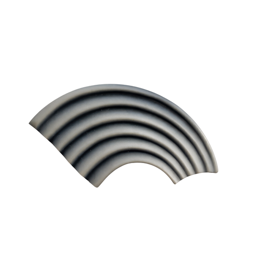 Achat-Gemme grau mit abgestuften Grautönen, Fantasieforml, als kunstvoll gearbeiteter Schmuckstein mit handgraviertem Motiv 'Streifen', 30x20 mm, für Sammler und Liebhaber besonderer Edelsteine.