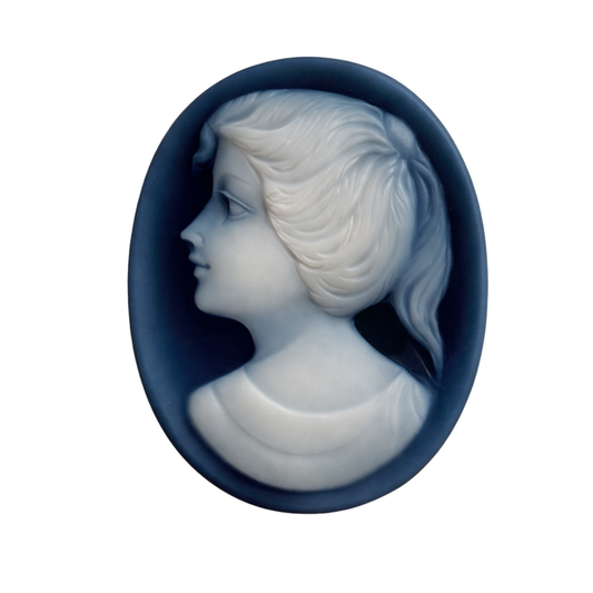 Achat-Gemme von Jürgen Reinhardt  kühles grau-blau bis hellgrau mit klar abgesetzter dunkler Randzone, oval, als kunstvoll gearbeiteter Schmuckstein mit handgraviertem Motiv 'Mädchenkopf', 22x28 mm, für Sammler und Liebhaber besonderer Edelsteine.