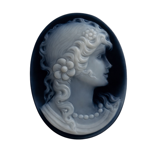 Achat-Gemme von Jürgen Reinhardt kühles grau-blau bis blau-grau mit deutlich abgesetzter dunkler Randlage, oval, als kunstvoll gearbeiteter Schmuckstein mit handgraviertem Motiv 'Frauenkopf', 22x59 mm, für Sammler und Liebhaber besonderer Edelsteine.