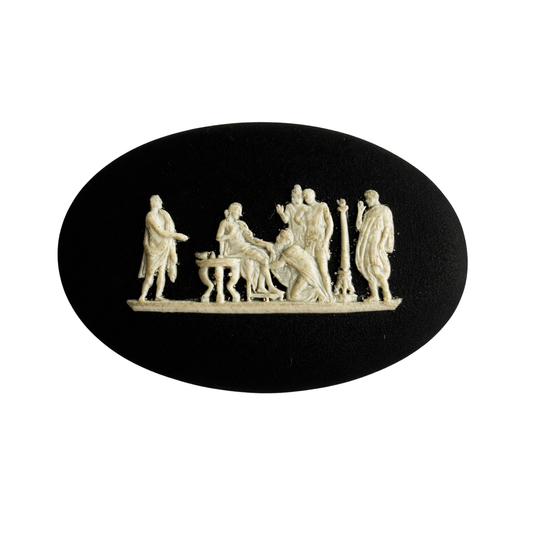 Gebrannte Gemme Wedgwood tiefschwarzer Grund mit cremefarbenem, plastischem Relief, oval, als kunstvoll gearbeiteter Schmuckstein mit handgraviertem Motiv 'Gewandfiguren', 38x24 mm, für Sammler und Liebhaber besonderer Edelsteine.