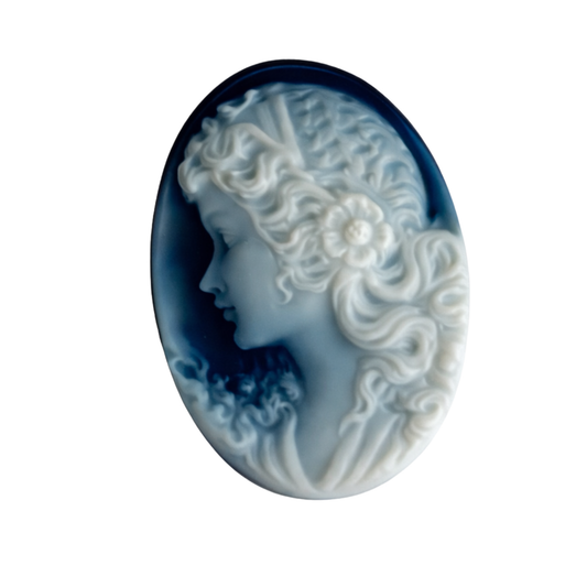Achat-Gemme von Jürgen Reinhardt helles grau-blau bis weiß mit dunkler blau-schwarzer Randlage, oval, als kunstvoll gearbeiteter Schmuckstein mit handgraviertem Motiv 'Frauenkopf', 16x12 mm, für Sammler und Liebhaber besonderer Edelsteine.