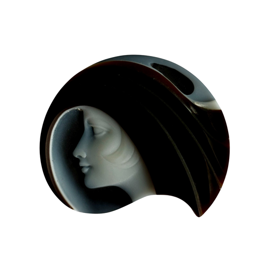Achat-Gemme kühles grau-blau bis blaugrau mit dunkelbrauner bis schwarzer Lagenzone, Fantasieform, als kunstvoll gearbeiteter Schmuckstein mit handgraviertem Motiv 'Frauenprofil', 30 mm, für Sammler und Liebhaber besonderer Edelsteine.
