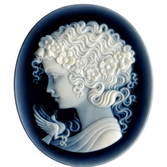 Onyx-Gemme mehrschichtiges blau bis tiefblau mit cremeweißem Relief, oval, als kunstvoll gearbeiteter Schmuckstein mit handgraviertem Motiv 'Frauenprofil', 50x60 mm, für Sammler und Liebhaber besonderer Edelsteine.