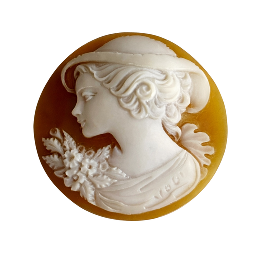 Muschel-Gemme cremeweißes Relief auf warmem Honig- bis Goldbraunem Grund, rund flach konvex, als kunstvoll gearbeiteter Schmuckstein mit handgraviertem Motiv 'Frauenkopf', 35 mm, für Sammler und Liebhaber besonderer Edelsteine.
