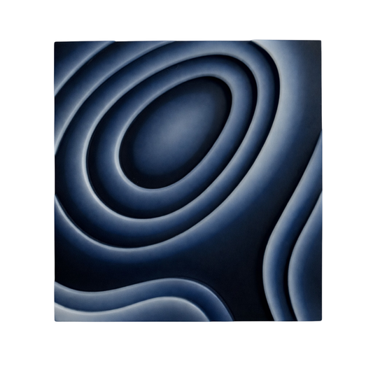 Achat-Gemme von Jürgen Reinhardt mehrschichtige grau- bis Tiefblautöne mit weich verlaufenden Hell- Dunkel-Kontrasten, Quadrat, als kunstvoll gearbeiteter Schmuckstein mit handgraviertem Motiv 'Fantasie', 36x36 mm, für Sammler und Liebhaber besonderer Edelsteine.