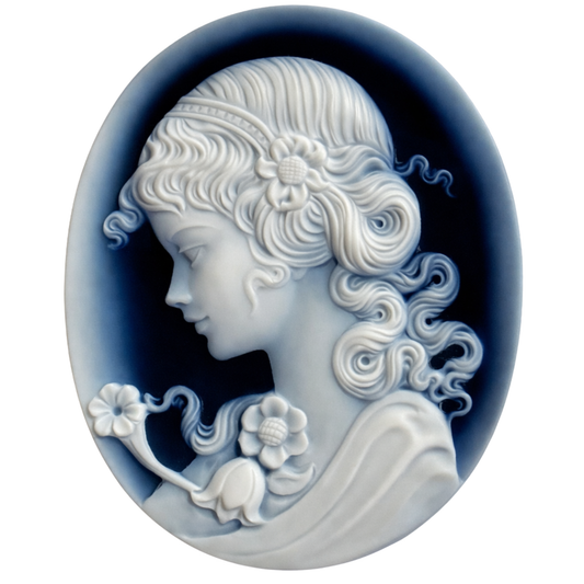 Achat-Gemme helles grau-blau bis weiß im Relief, tiefblauer Hintergrund, oval, als kunstvoll gearbeiteter Schmuckstein mit handgraviertem Motiv 'Mädchenkopf', 40x50 mm, für Sammler und Liebhaber besonderer Edelsteine.