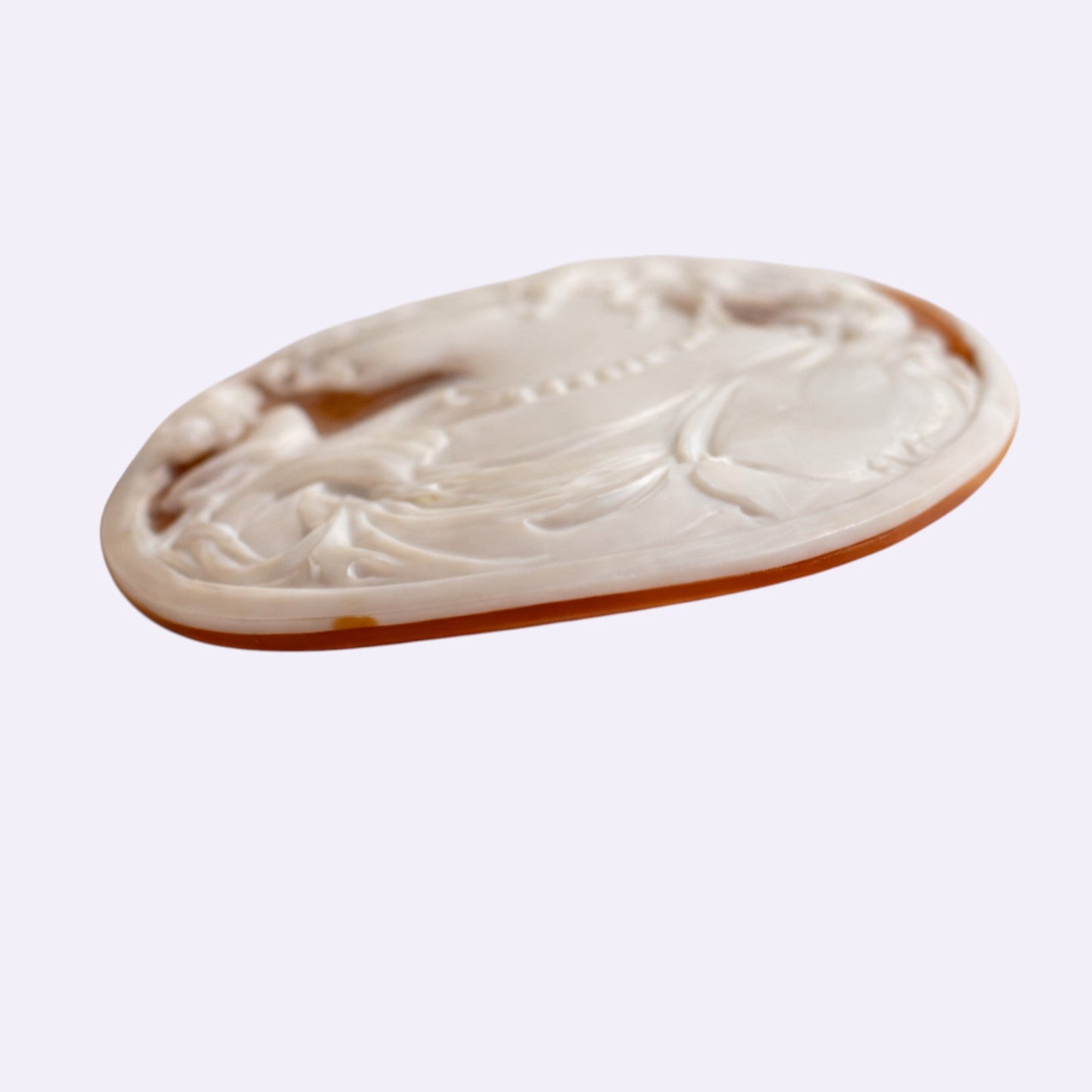 Gemme / Muschel oval 'Frau mit Vogel' – 50 × 65 mm, flach konvex, niedrig gewölbt