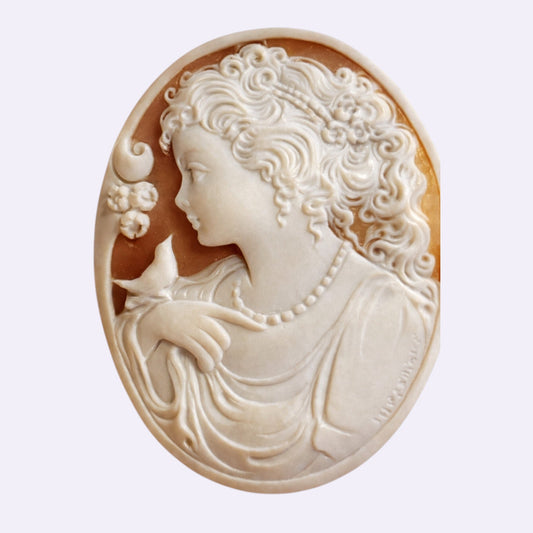 Gemme / Muschel oval 'Frau mit Vogel' – 50 × 65 mm, flach konvex, niedrig gewölbt