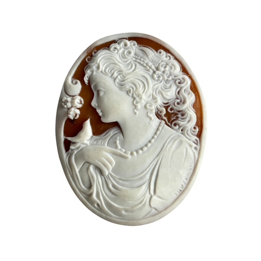 Gemme / Muschel oval 'Frau mit Vogel' – 50 × 65 mm, flach konvex, niedrig gewölbt