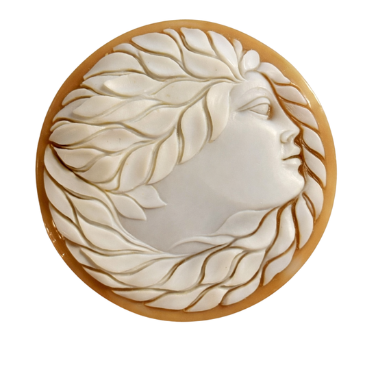 Muschel-Gemme cremeweiß mit honigfarbenem Rand, rund flach konvex, als kunstvoll gearbeiteter Schmuckstein mit handgraviertem Motiv 'Frauenkopf im Profil', 50 mm, für Sammler und Liebhaber besonderer Edelsteine.