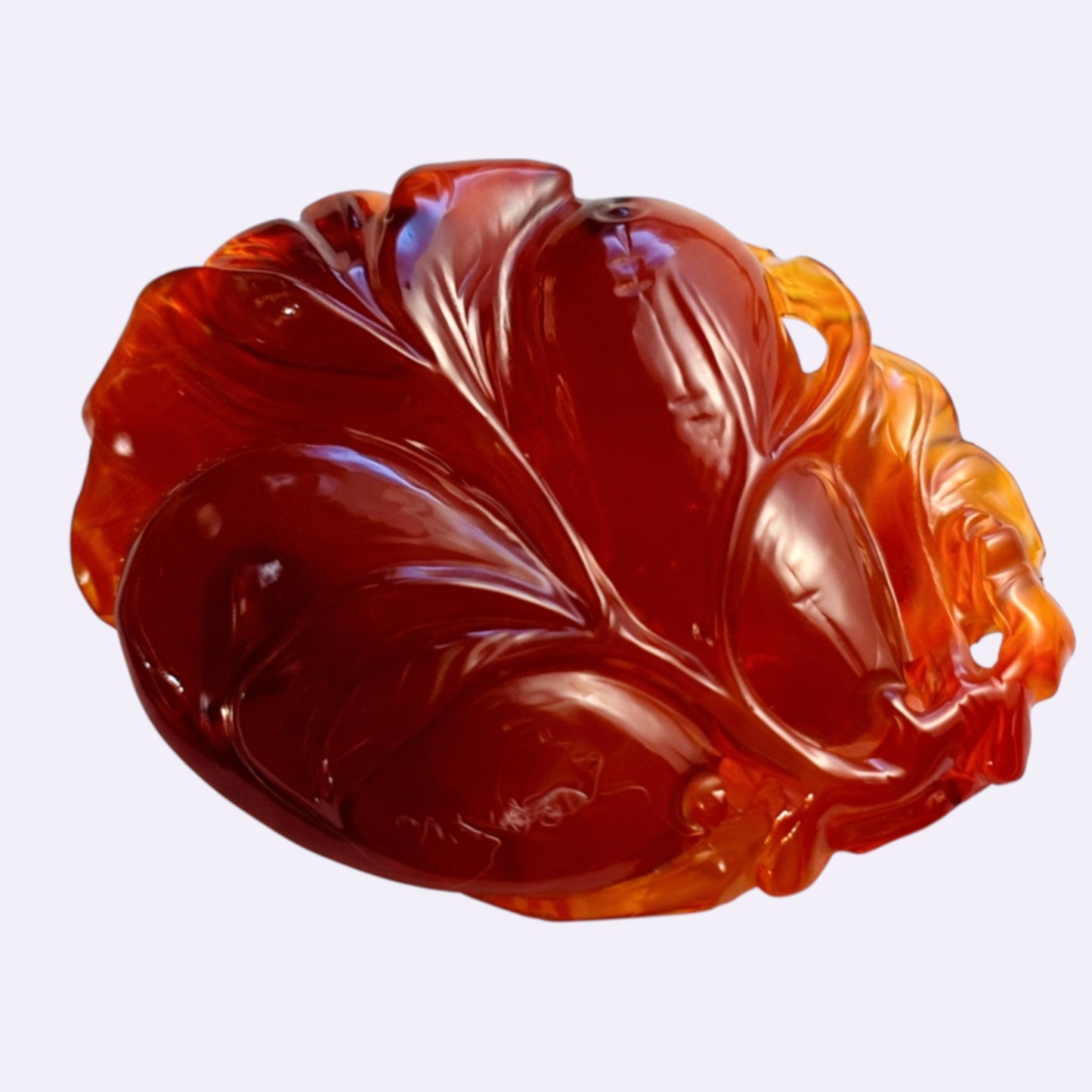 Natürlicher Karneol – 82,45 ct | Schnitzerei „Blatt“ | Tiefrot bis warmes Orange