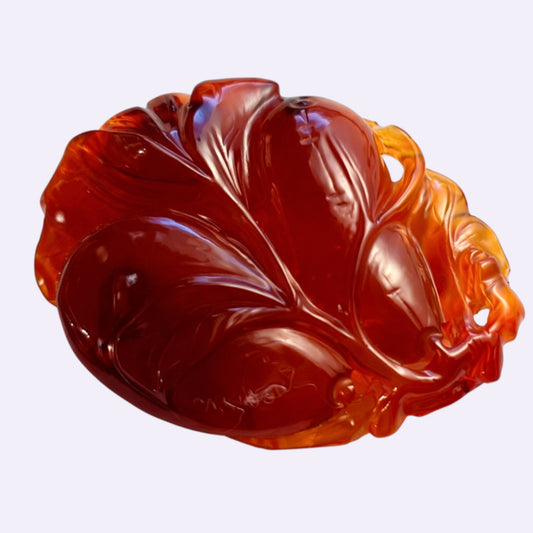 Natürlicher Karneol – 82,45 ct | Schnitzerei „Blatt“ | Tiefrot bis warmes Orange