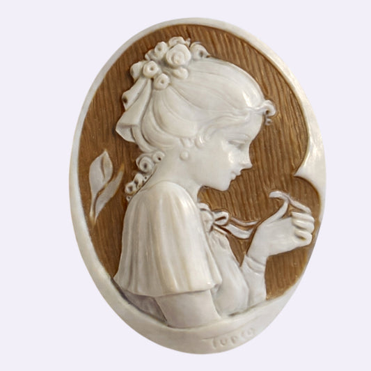 Gemme Muschel „Mädchen“ – 40 × 50 mm, oval, flach konvex, niedrig gewölbt