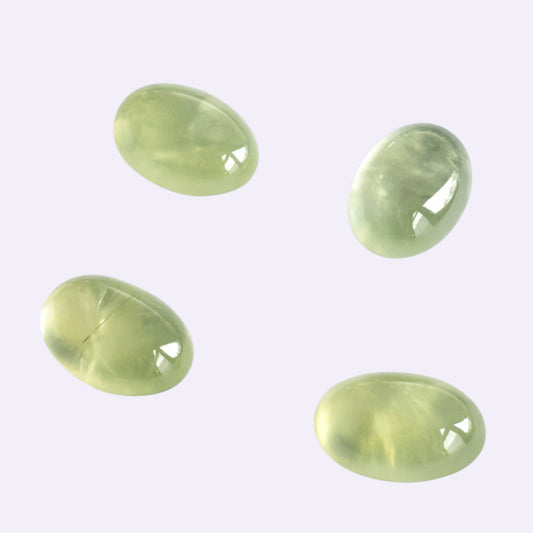 Natürlicher Prehnit  – ca. 5,80 ct | Oval Cabochon | Hellgrün