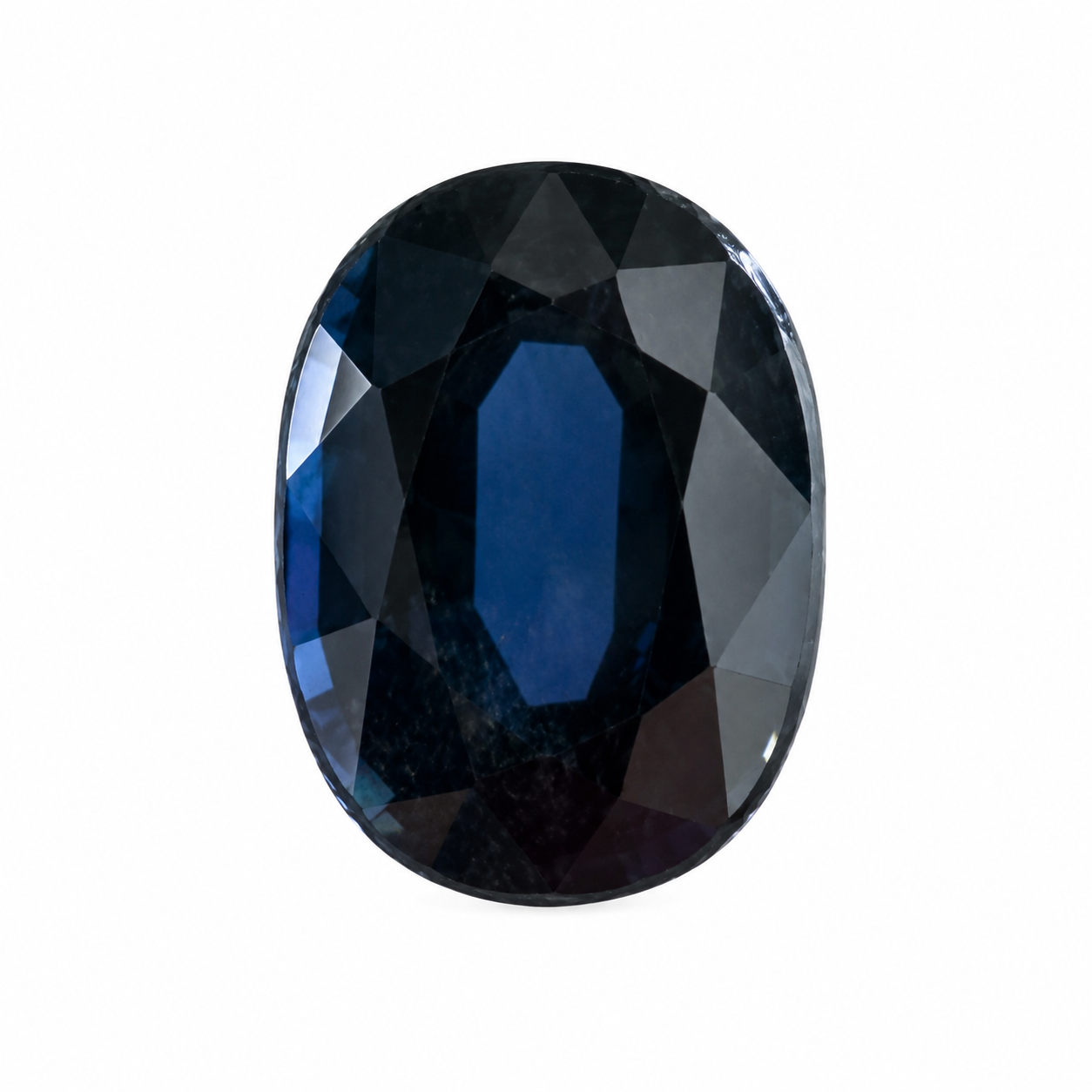 Detailaufnahme eines natürlichen tiefblauen Saphir, Oval Mixed Cut, 1,21  ct, zertifizierter Edelstein für hochwertigen Schmuck.