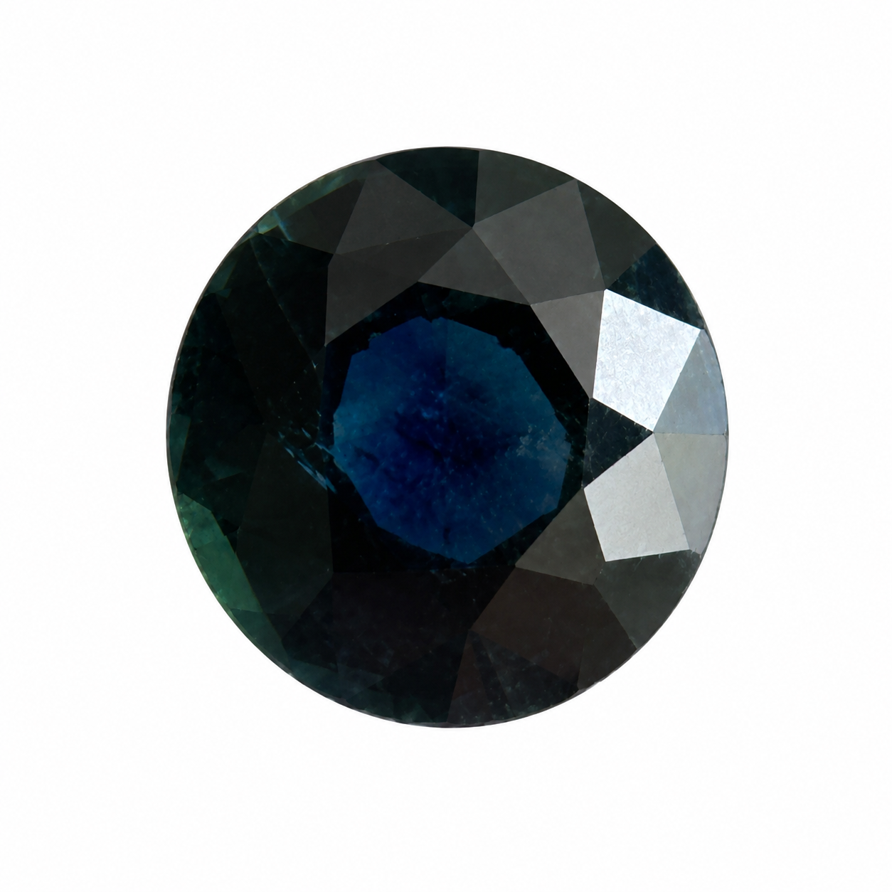 Detailaufnahme eines natürlichen tief grünlich-blauen Saphir, Rund Mixed Cut, 1,05 ct, zertifizierter Edelstein für hochwertigen Schmuck.