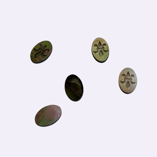 Gemme Perlmutt Tahiti Lilie oval – 12 × 8 mm
