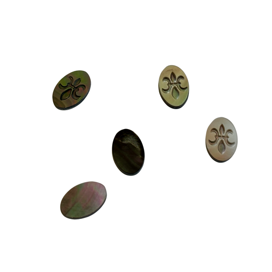 Gemme Perlmutt Tahiti grau bis oliv mit irisierenden Farbtönen, oval, als kunstvoll gearbeiteter Schmuckstein mit graviertem Motiv 'Lilie', 12x8 mm, für Sammler und Liebhaber besonderer Edelsteine, wird einzeln verkauft.